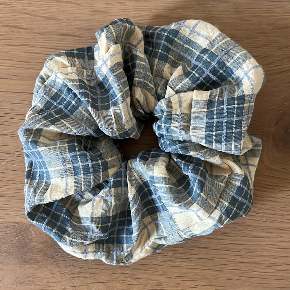 Universal Threads large plaid scrunchy